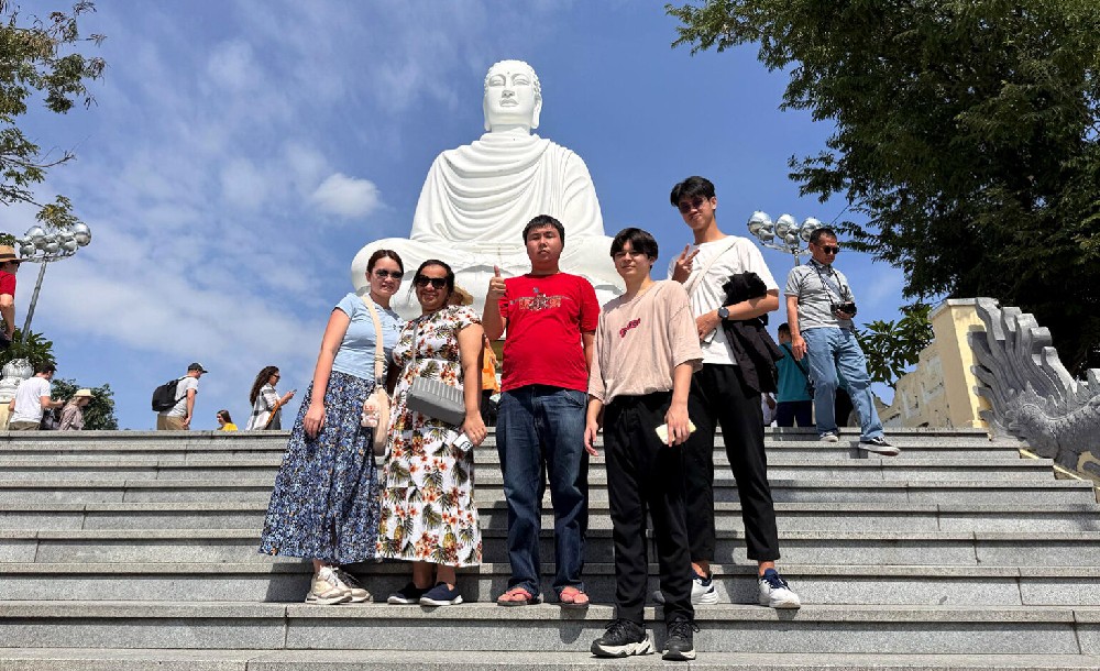 精英大学的学习旅行前往越南NHA Trang：旅游业的桥接理论与实践